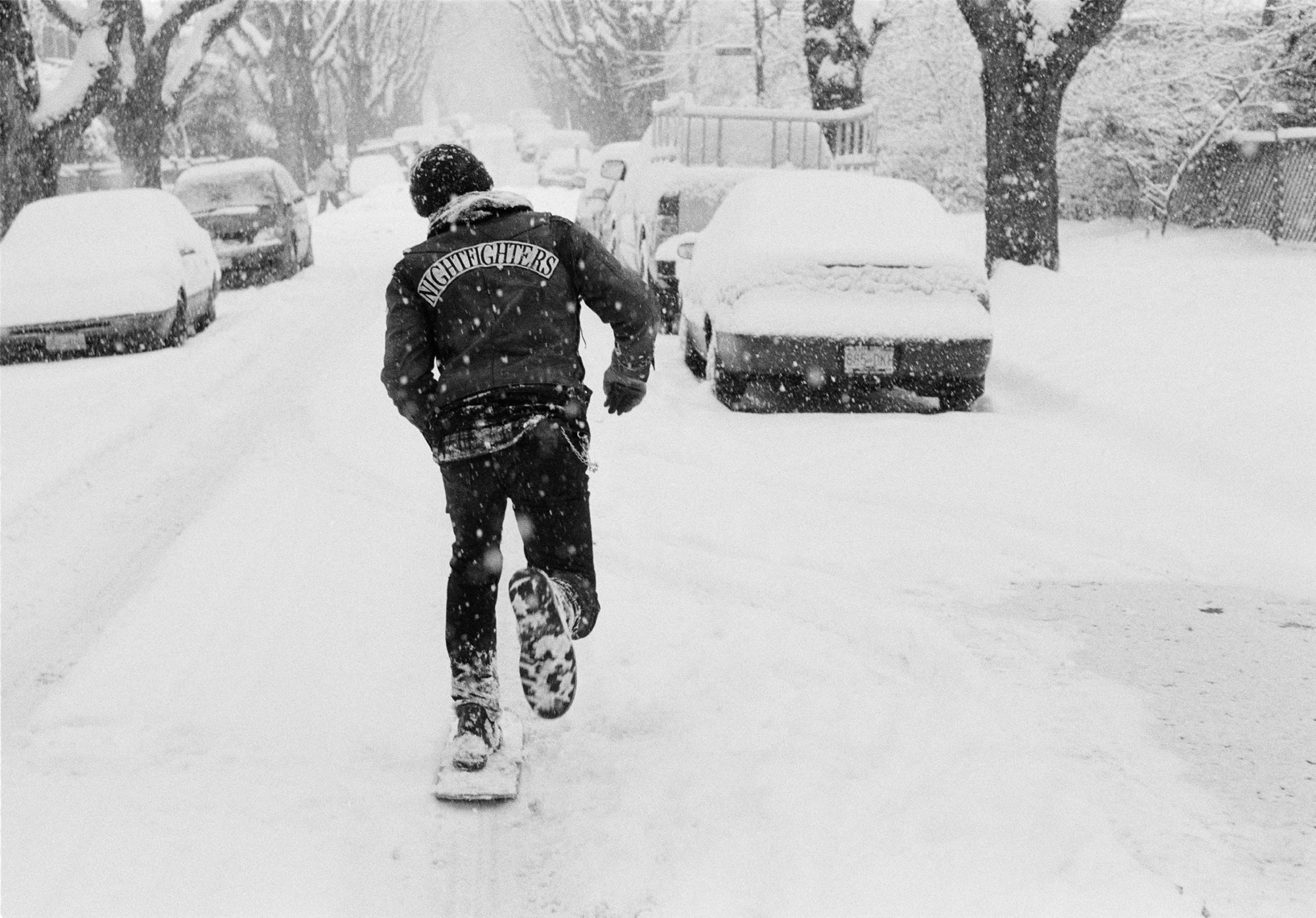 chris-pushing-in-snow-snowday-2008-hires.jpg