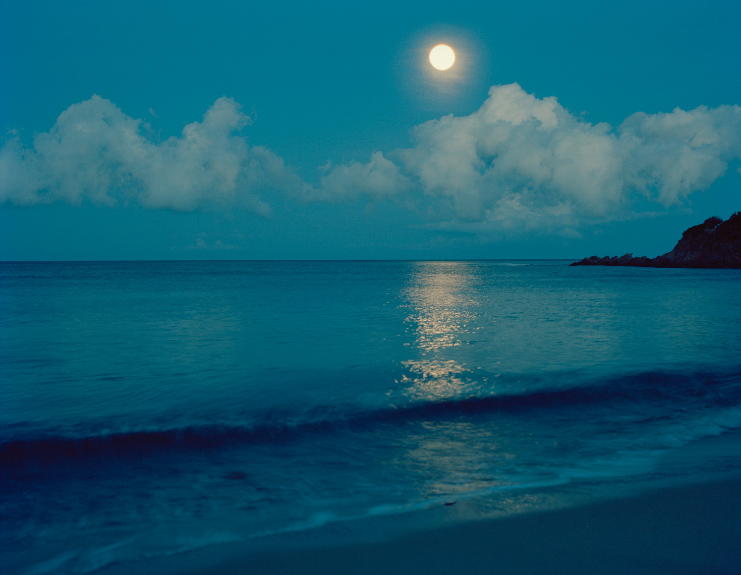 corsica-beach-moon-night-2013-bigger-moon.jpg